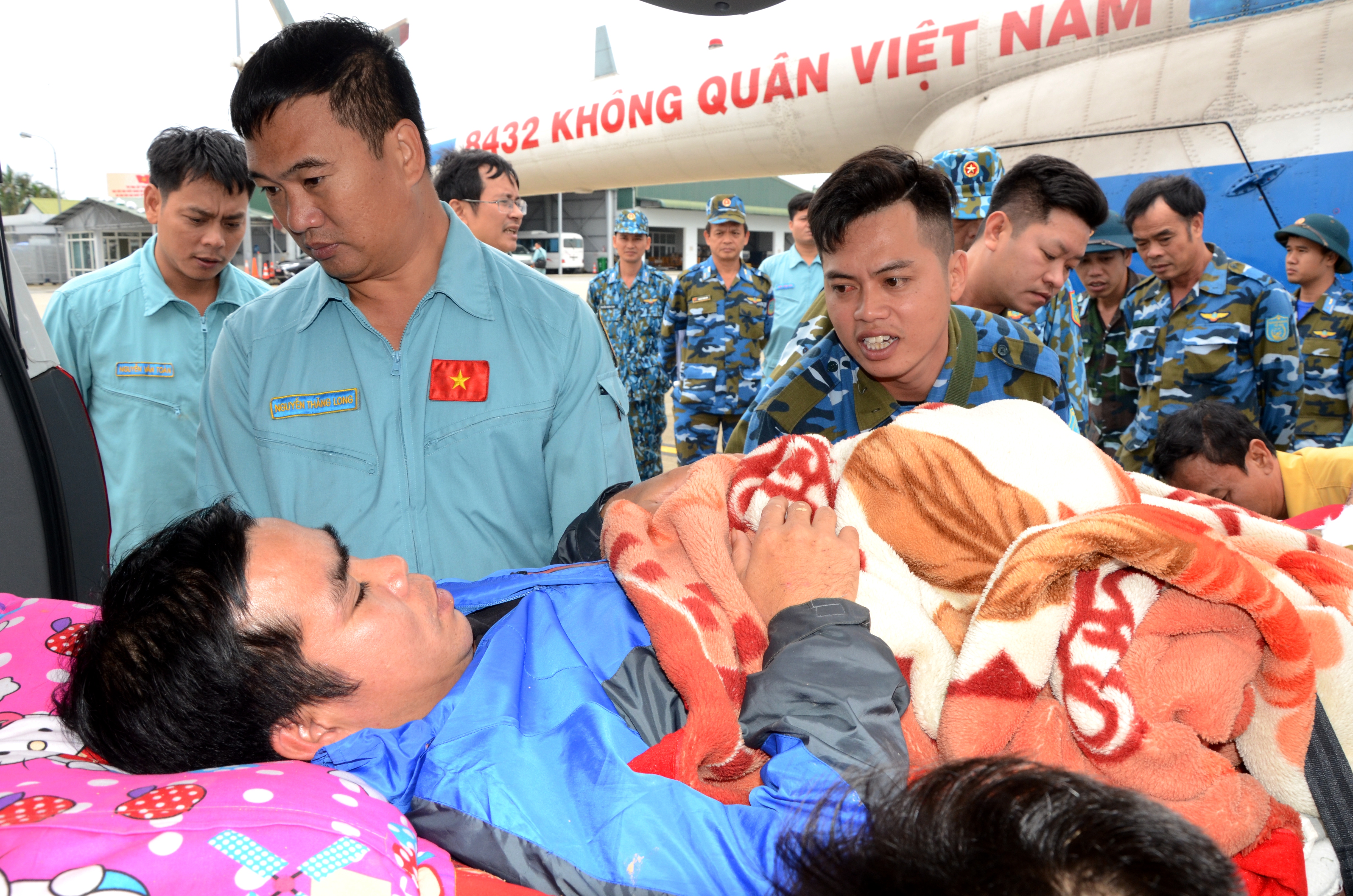 Đưa người bị nạn từ trực thăng Trung đoàn 930 vào bệnh viện cấp cứu.